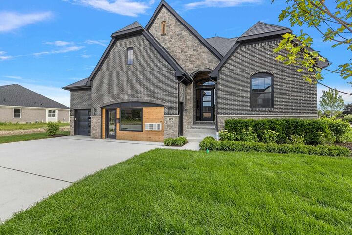 Property Photo:  4076 Spring Meadow Drive  MI 48314 