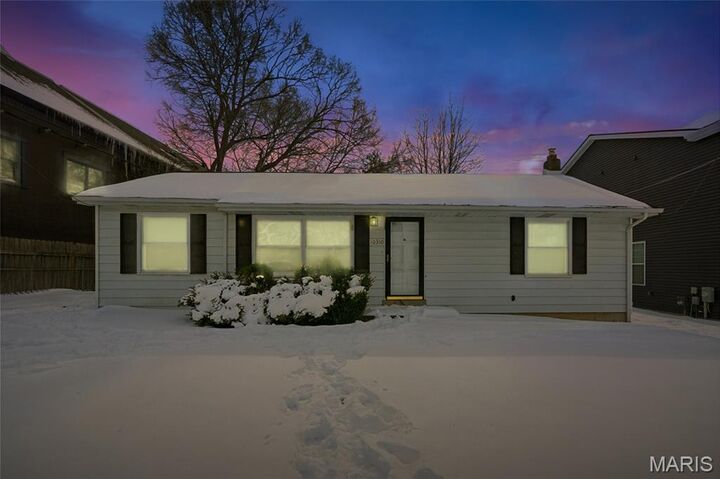 Property Photo:  10310 Anzeiger Avenue  MO 63131 