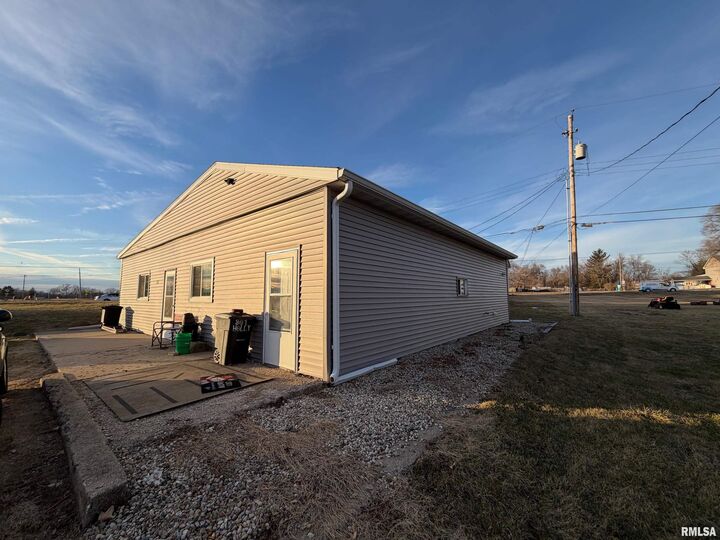 Property Photo:  301 W Holly Drive  IL 61571 