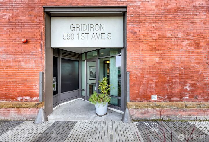 Property Photo:  590  1st Avenue S 810  WA 98104 