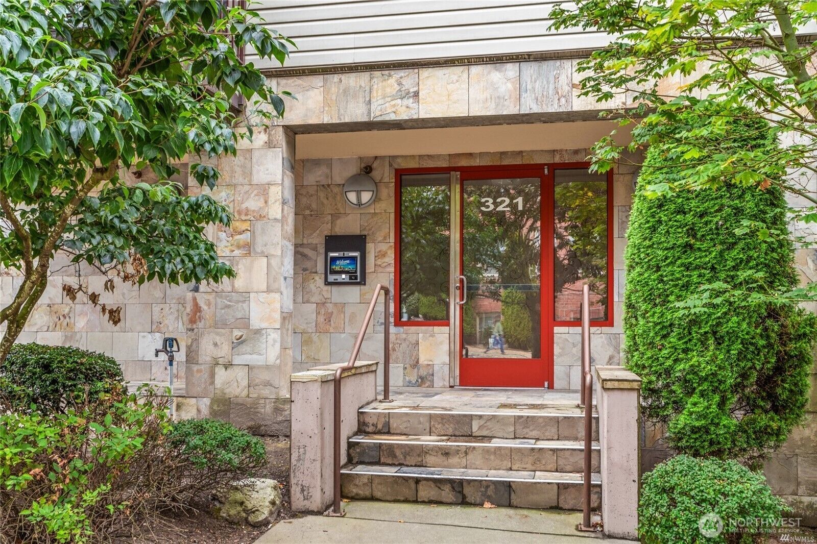 Property Photo: 321 E Thomas Street 303 WA 98102