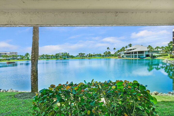 Property Photo:  221 NE Plantation Road 211  FL 34996 