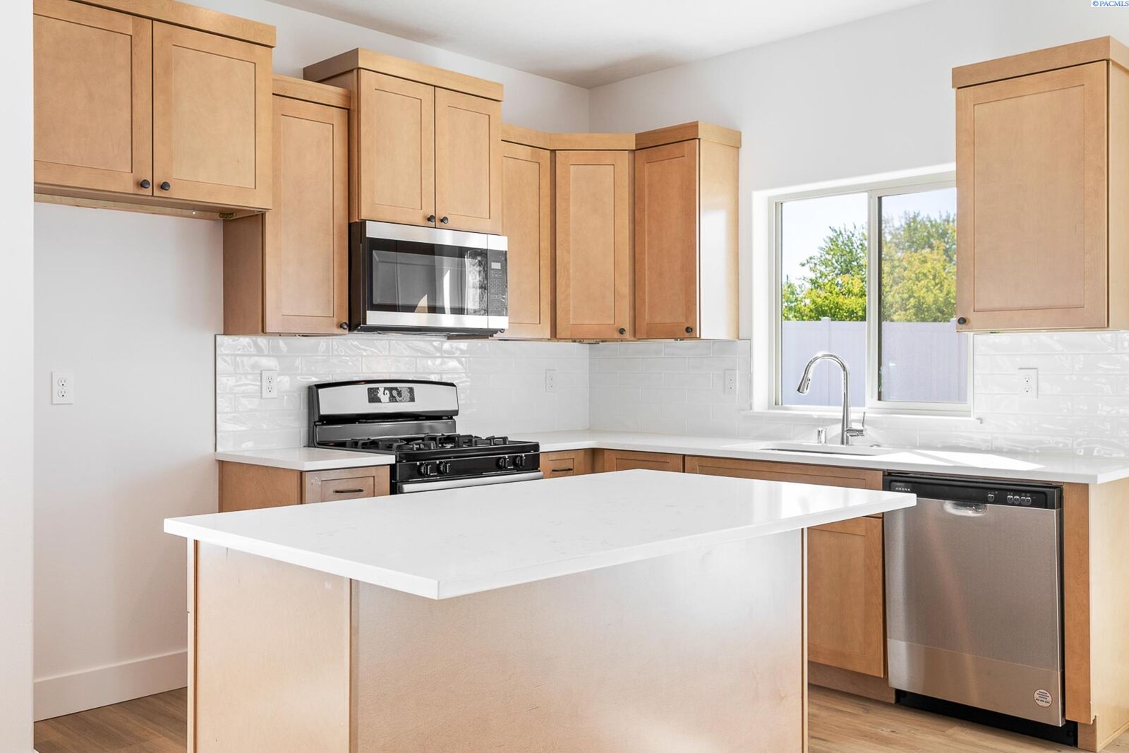 Property Photo:  1096 S Underwood Pl  WA 99337 