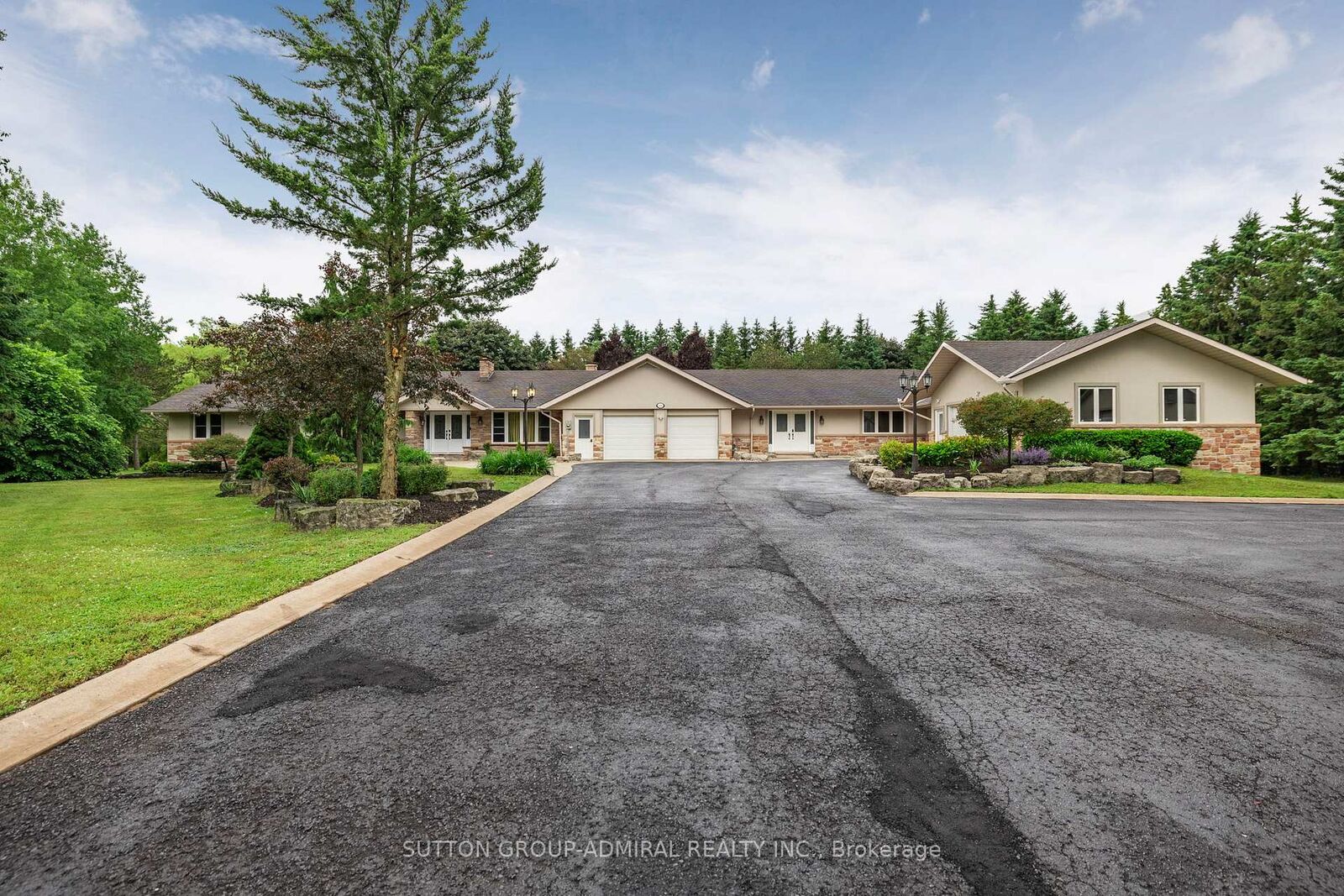 Property Photo:  120 Lake Woods Drive  ON L4A 1P1 