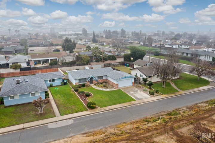 Property Photo:  1106 State Avenue  CA 93263 