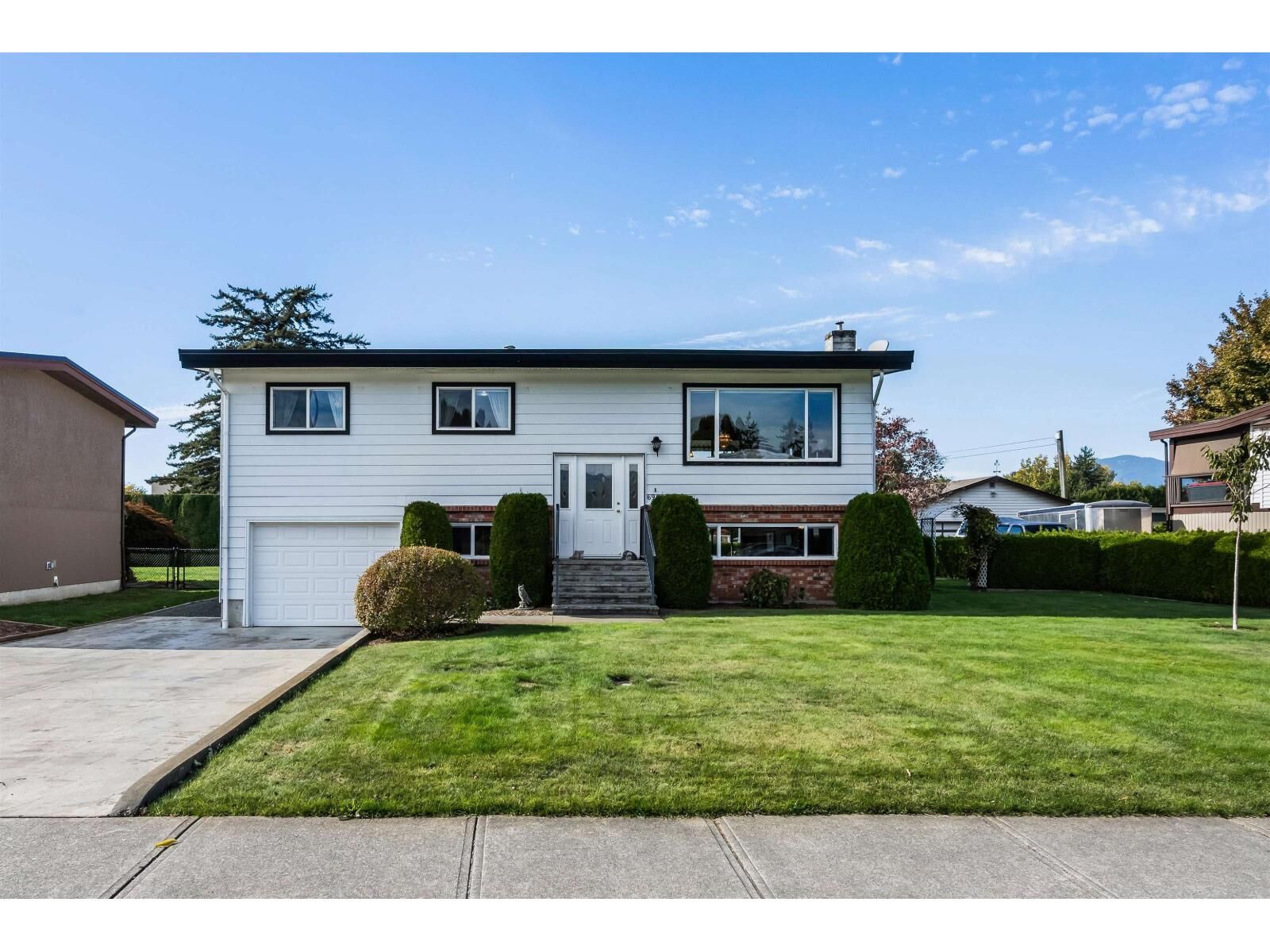 Photo de la propriété:  6961 Sheffield Way  BC V2R 3T2 