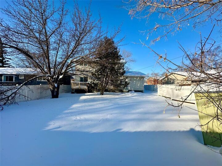 Property Photo:  937 Tremauden Avenue  MB R9A 1M1 