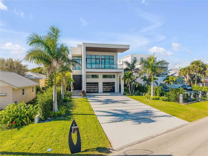 Property Photo: 1194 N Peninsula Avenue FL 32169