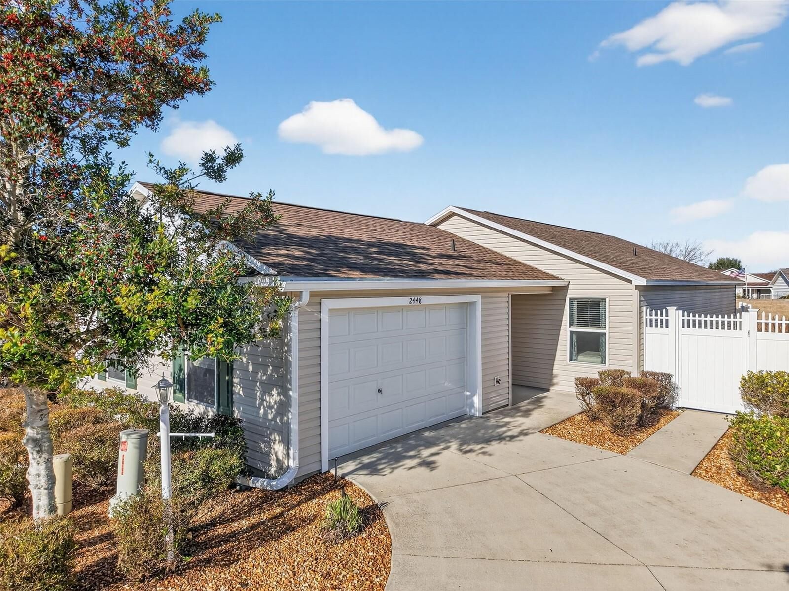 Property Photo: 2448 Ravenwood Lane FL 32162