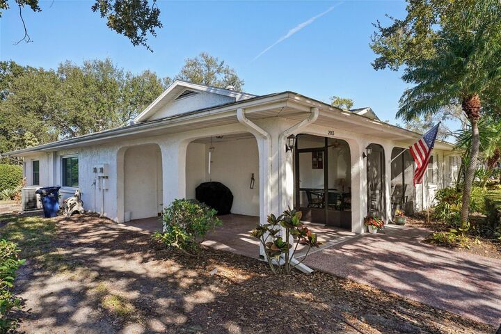 Property Photo: 2003 Halidom Way FL 33573