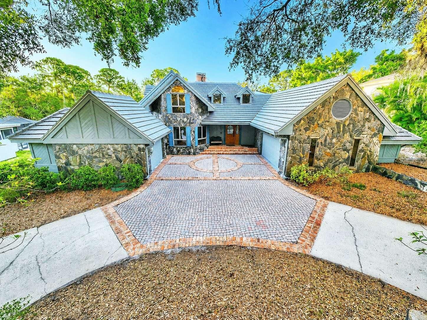 Property Photo: 3522 Shoreline Circle FL 34684