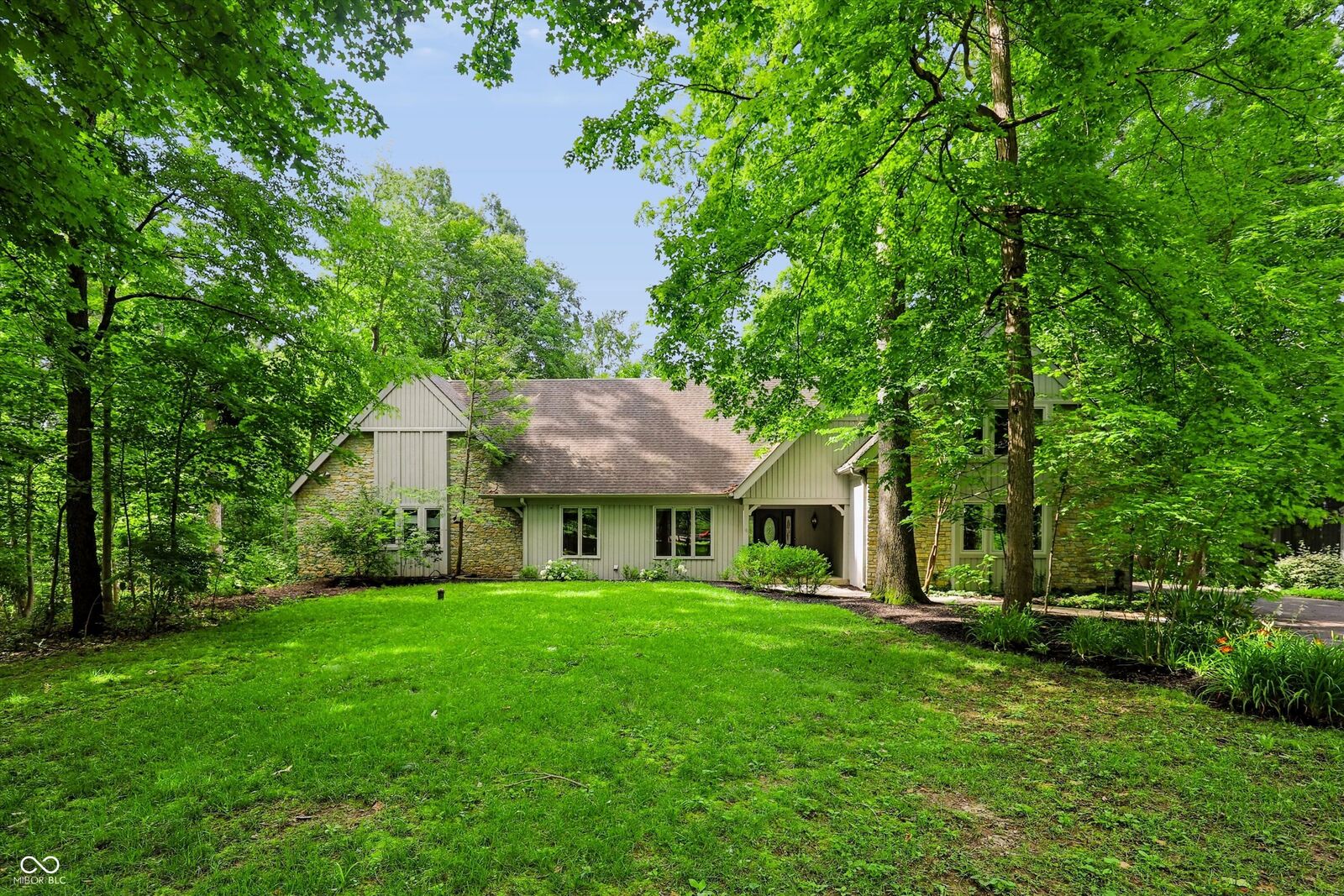 Property Photo: 118 White Horse Lane IN 46038