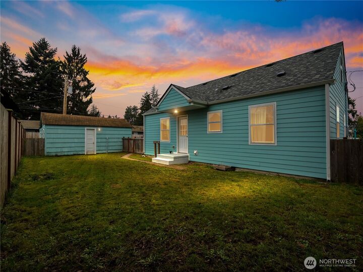 Property Photo:  922  5th Street NW  WA 98371 