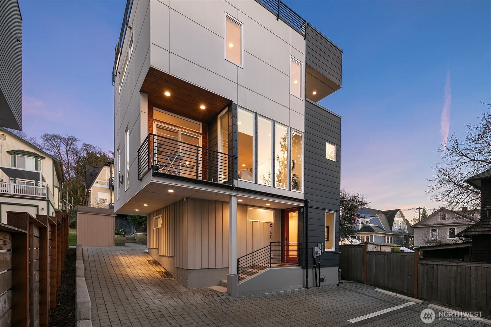 Property Photo:  814  14th Avenue C  WA 98122 