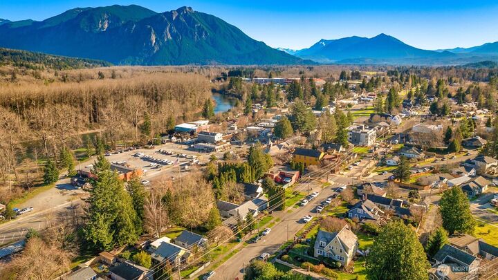 Property Photo: 7950 Maple Avenue SE WA 98065