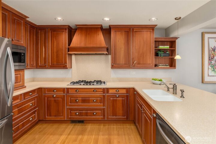 Property Photo:  1708  Bellevue Way NE  WA 98004 