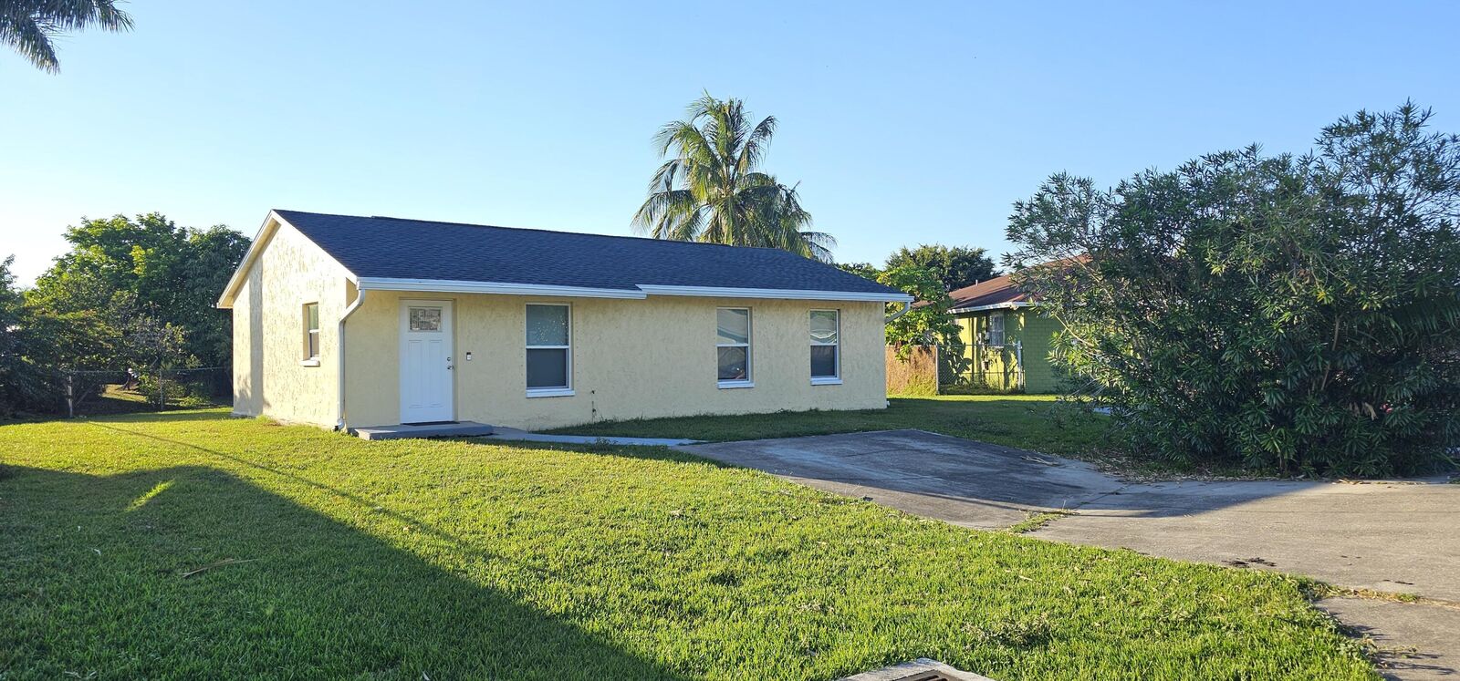 Property Photo:  323 Seminole Court  FL 33476 