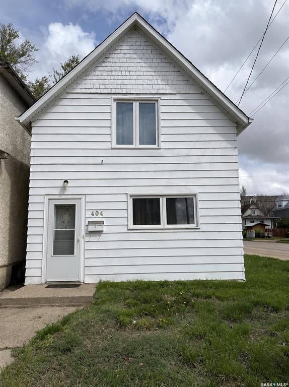 404 Fairford Street W — photo 1