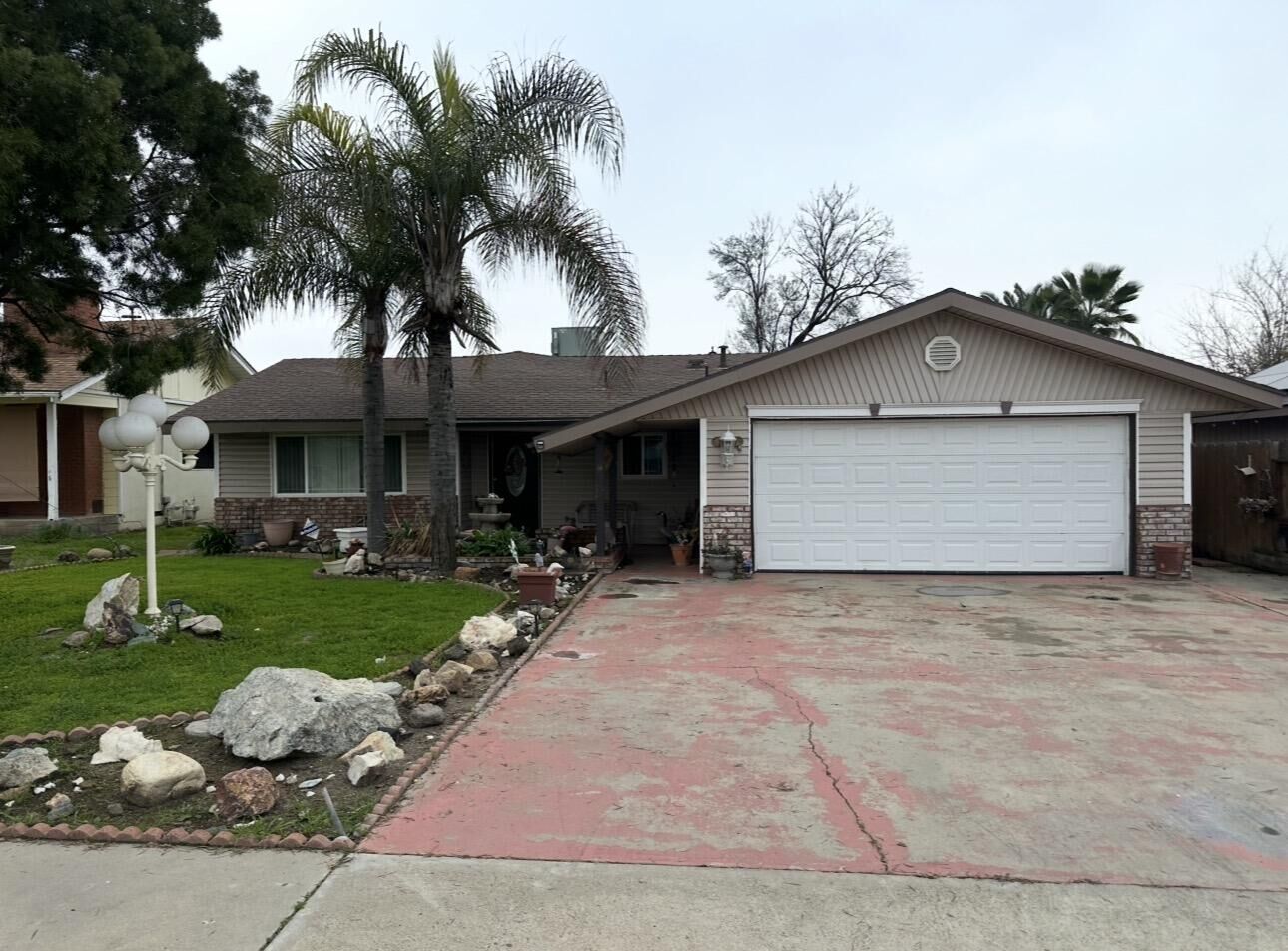 Property Photo:  809 Pioneer Avenue  CA 93257 