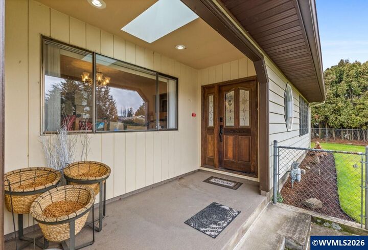 Property Photo:  858 Iva Ln NE  OR 97317 