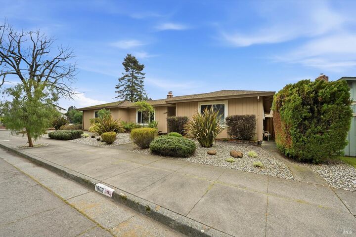 Property Photo: 1808 Sherwood Court CA 95405