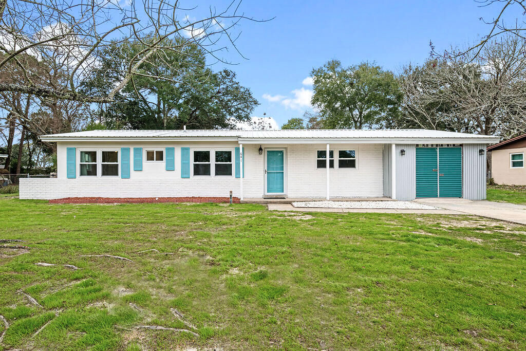 Property Photo: 641 Cornwall Terrace FL 32569