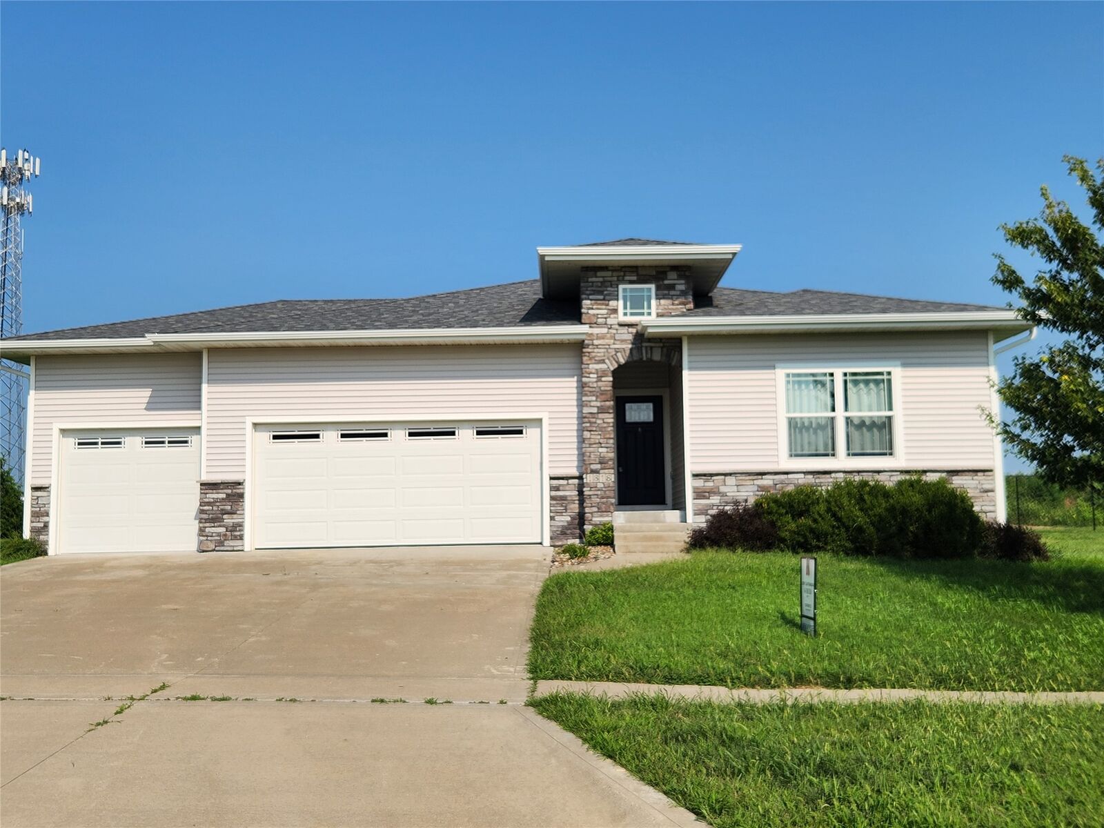 Property Photo:  1818 Lakeview Drive  IA 50219 