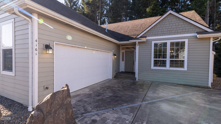 Property Photo:  4161 SE Inlet Avenue  OR 97367 