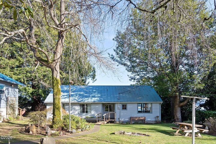 Property Photo:  2032 SE Garden Way  OR 97394 