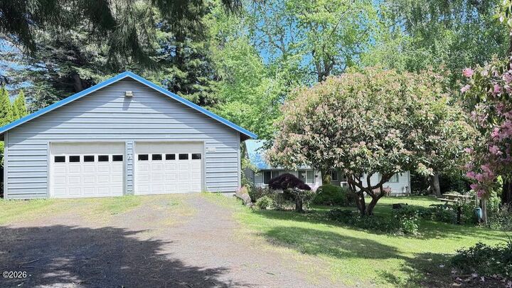 Property Photo:  2032 SE Garden Way  OR 97394 