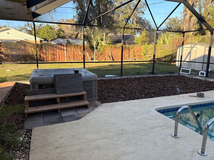 Property Photo:  717 W End Crescent N  FL 33803 