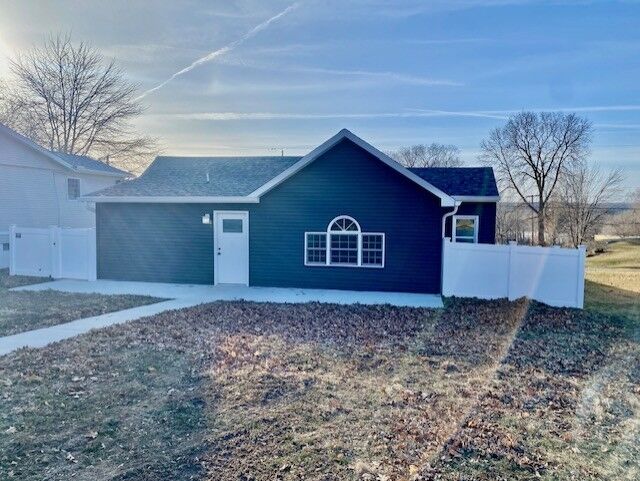 Property Photo:  109 W Iowa Street  IL 61362 