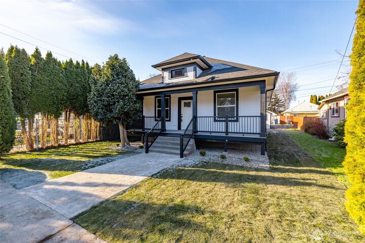 Property Photo: 1131 S 6th Street WA 98273