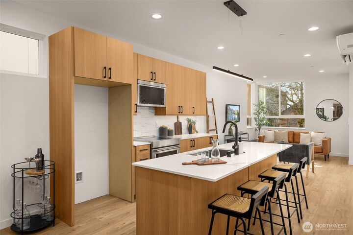 Property Photo: 914 B 15th Avenue WA 98122