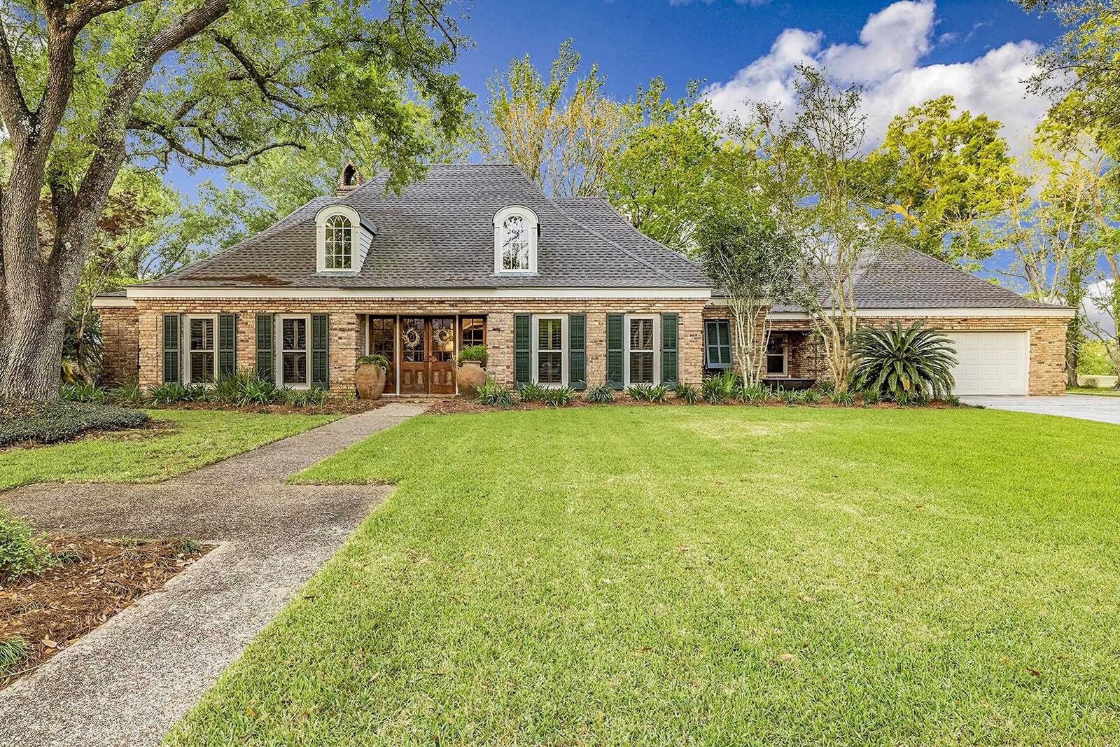 Property Photo:  305 Oak Alley Dr  LA 70360 