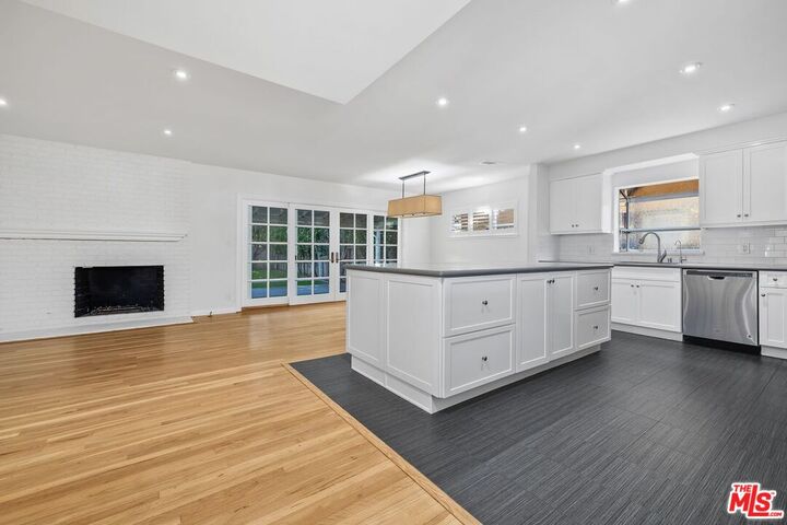 Property Photo: 9344 Valjean Ave CA 91343