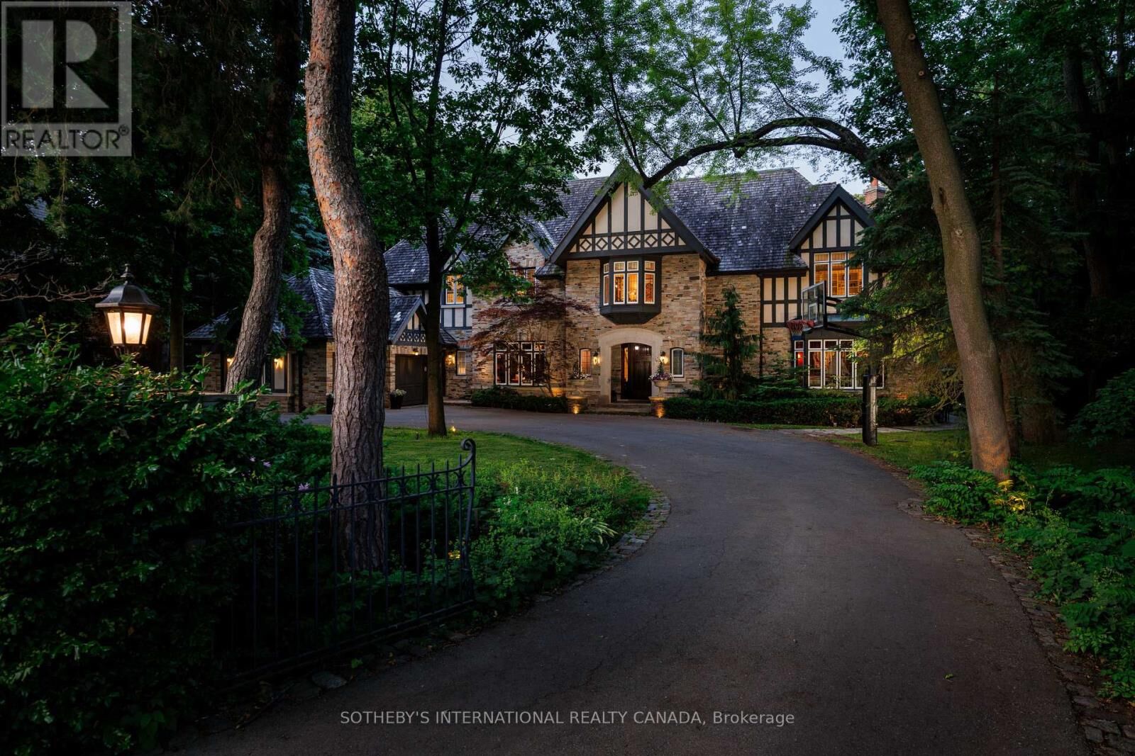 Property Photo: 67 Kingsway Crescent ON M8X 2R5