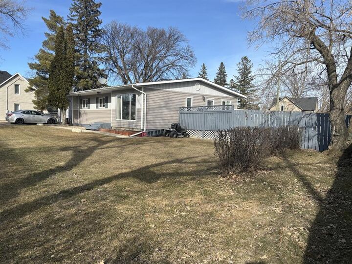 Property Photo:  108 Broadway Avenue  MB R0K 1G0 