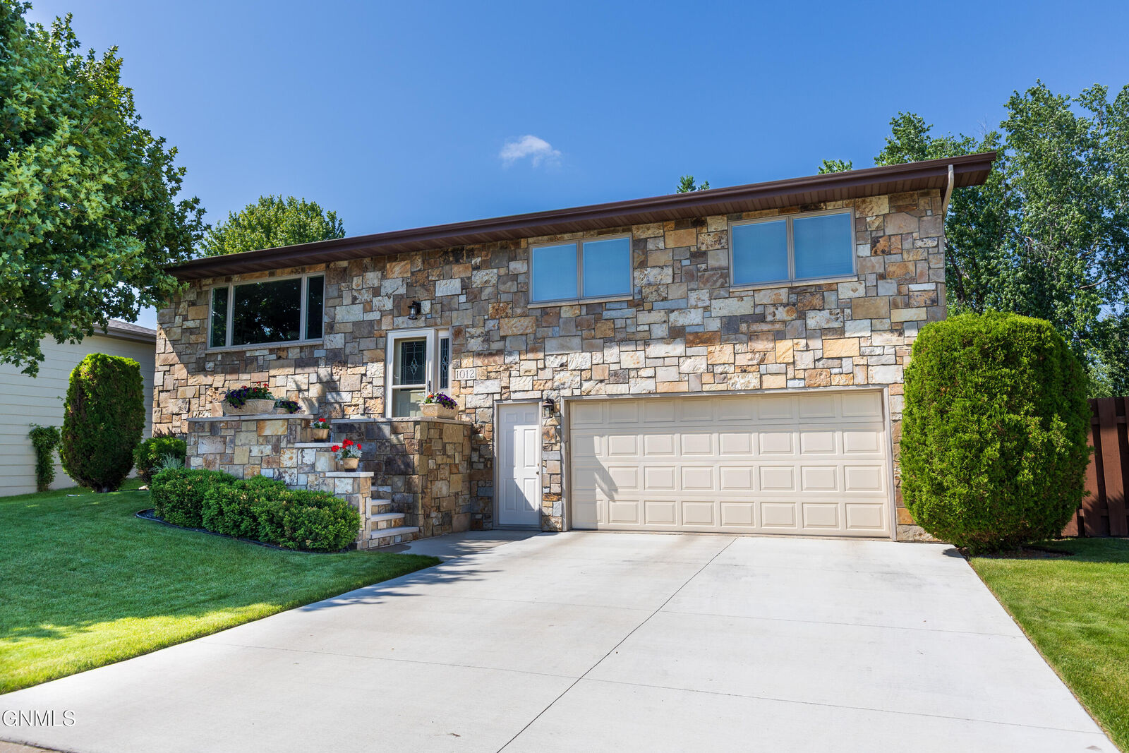 Property Photo:  1012 W Owens Avenue  ND 58501 