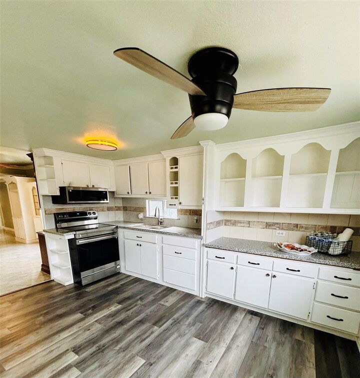 Property Photo:  401 N 11th Street  TX 77486 