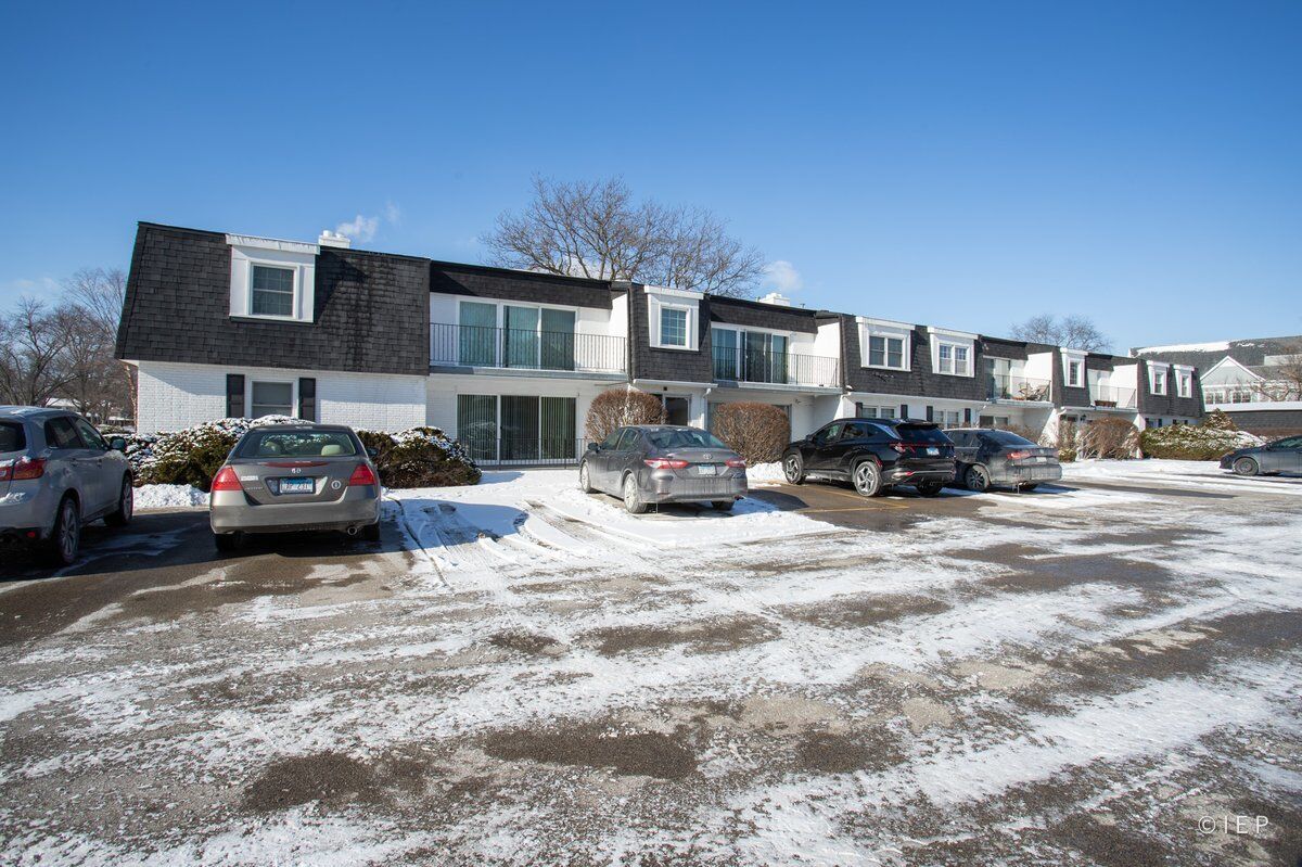 Property Photo: 1133 Royal Saint George Drive 105 IL 60563
