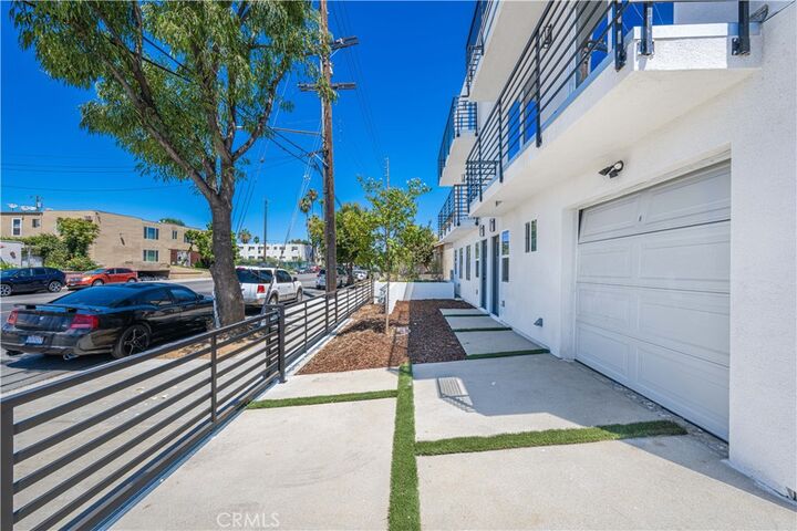 Property Photo:  6830 Hazeltine Avenue 2  CA 91405 