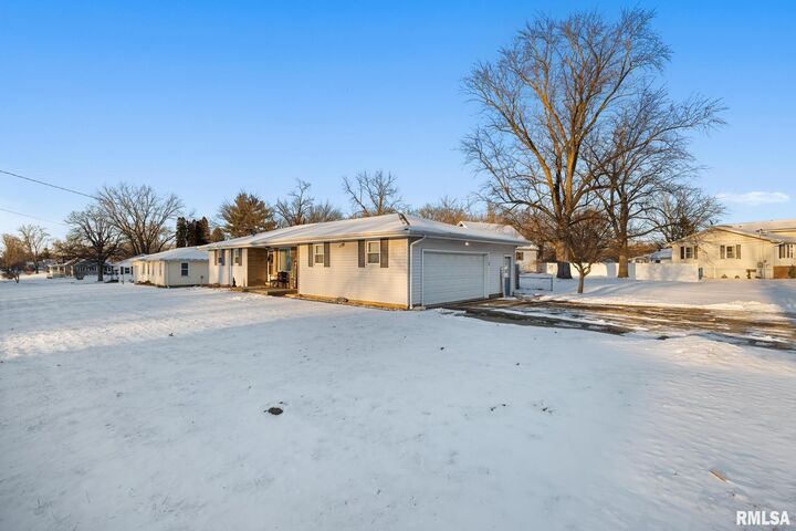 Property Photo: 1809 Springfield Road IL 61611
