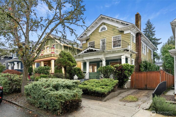 Property Photo:  206  32nd Avenue  WA 98122 