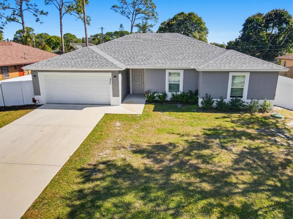 Property Photo:  521 NW Colonial Street  FL 34983 