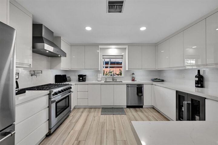 Property Photo:  5281 NE 19th Avenue  FL 33308 