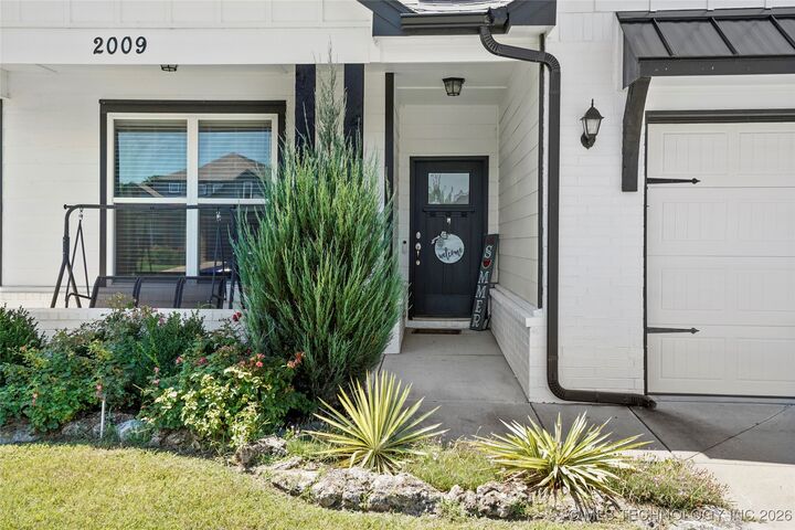 Property Photo:  2009 W Huntsville Court  OK 74011 