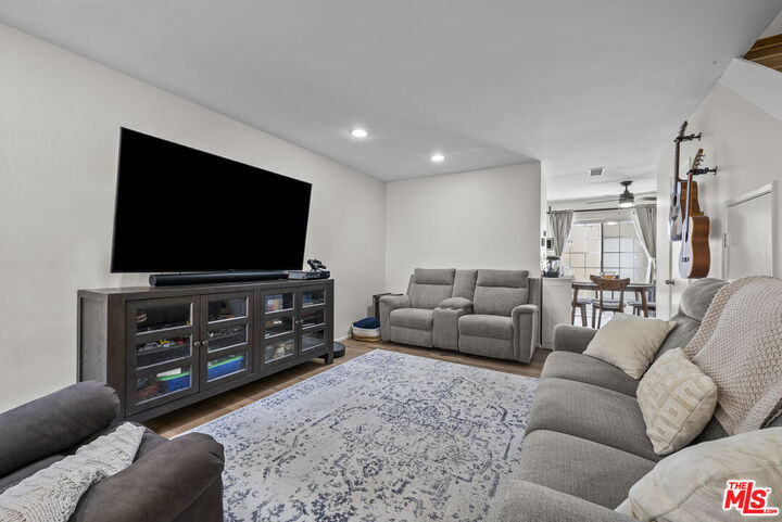 Property Photo:  19124 Hamlin St  CA 91335 