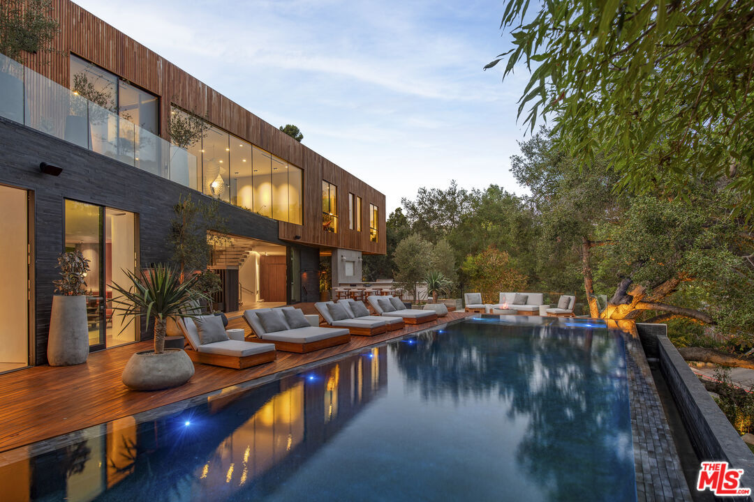 Property Photo:  2535 Hutton Dr  CA 90210 