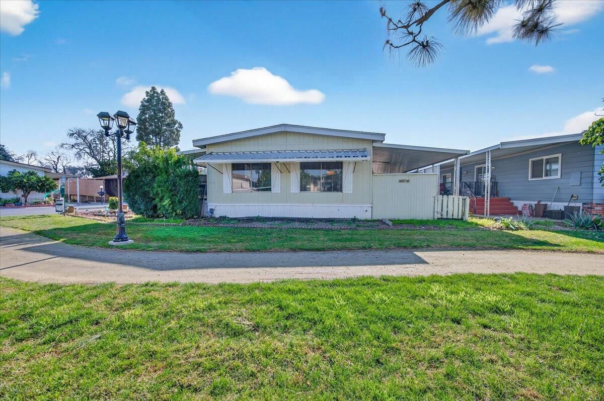 Property Photo:  2706 W Ashlan Avenue 86  CA 93705 